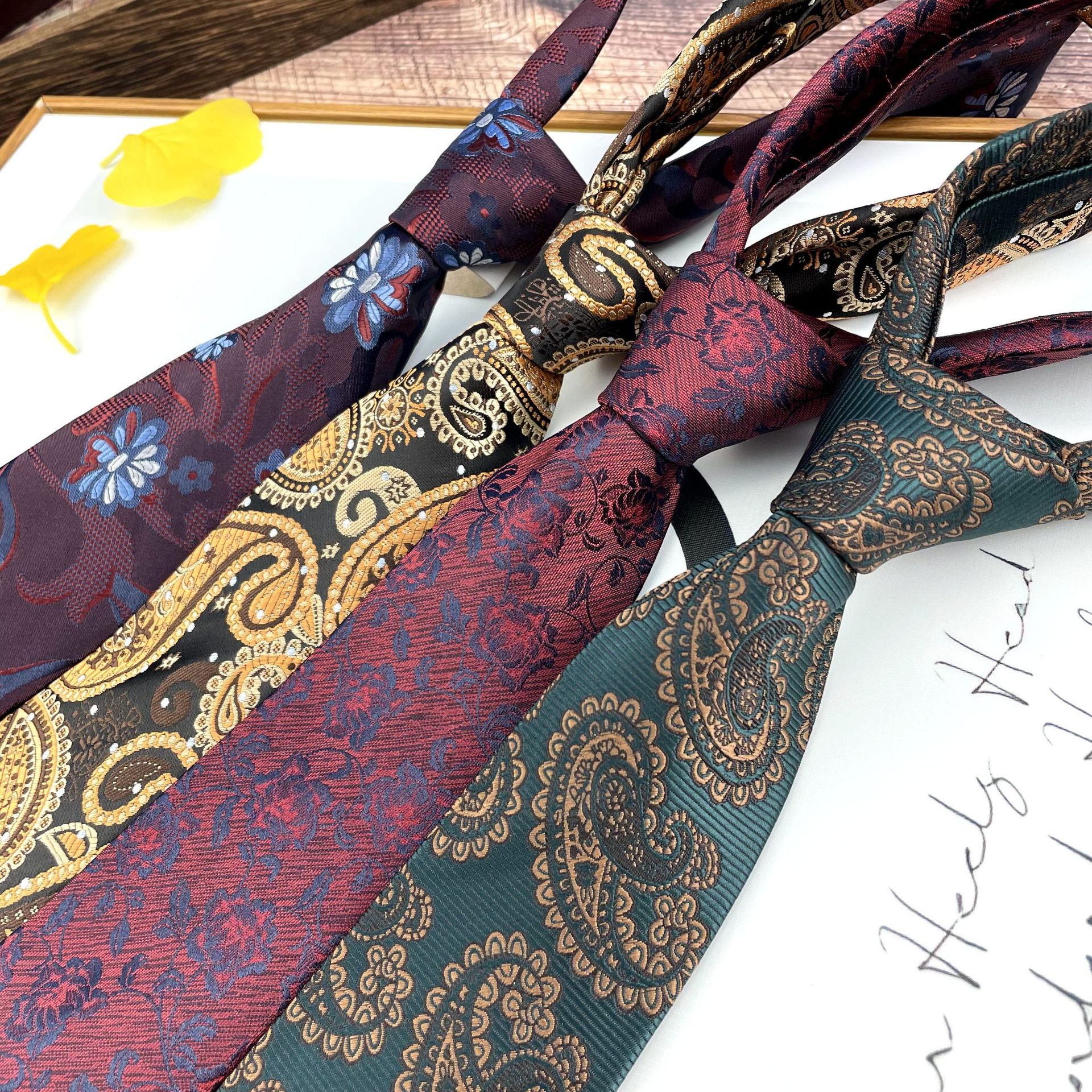 复古米色酒红墨绿腰果花纹领带