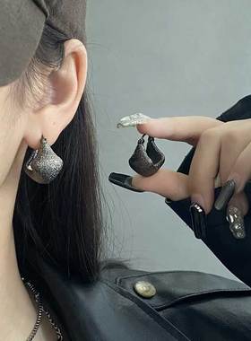 复古港风枪黑色磨砂摇篮耳扣独特设计感个性时尚耳环2024年新款潮