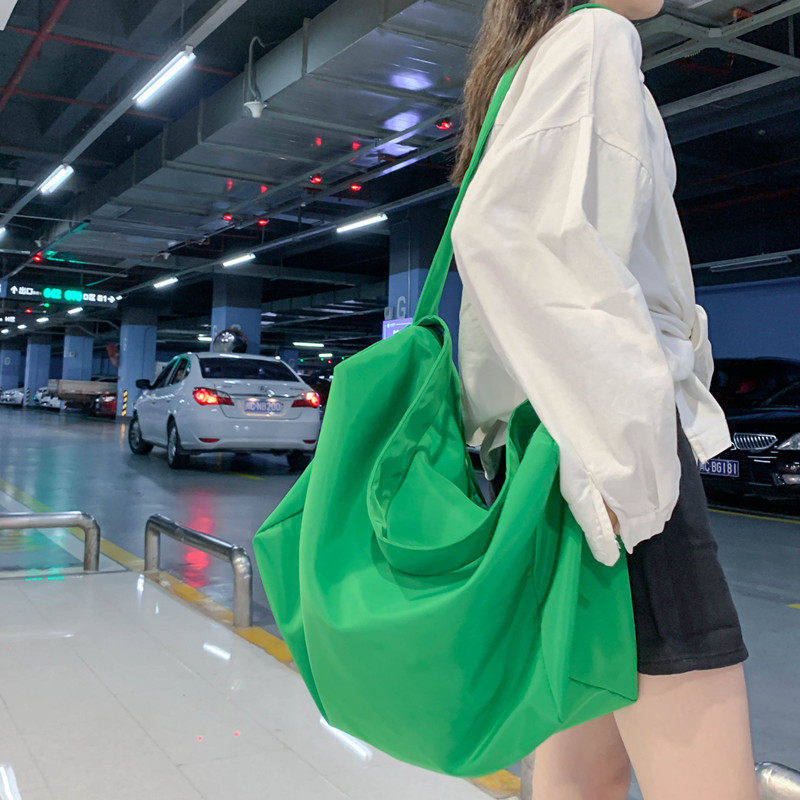 大容量包包女2026新款百搭防水尼龙单肩健身包ins网红学生斜挎包