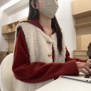 韩系新年约会质感穿搭女2026新款羊羔毛坎肩马甲叠穿红色翻领毛衣