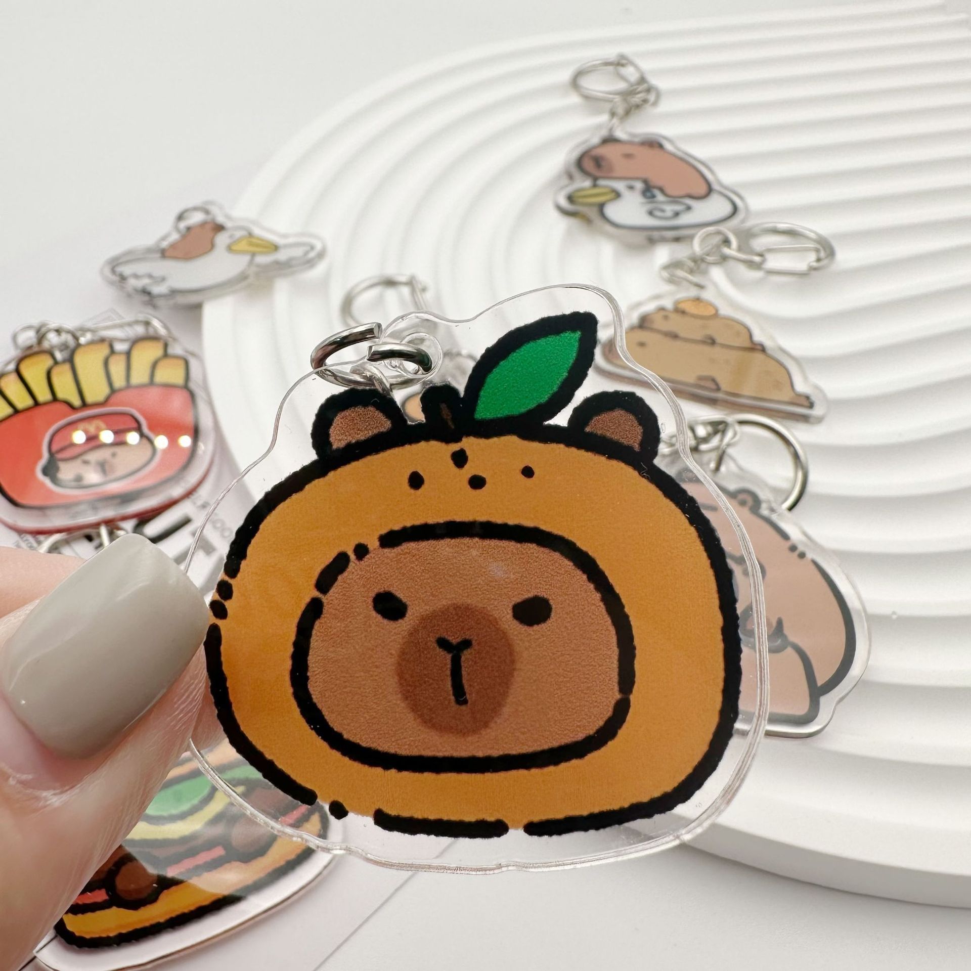卡皮巴拉亚克力钥匙扣capybara创意卡通动漫透明可爱包包挂件