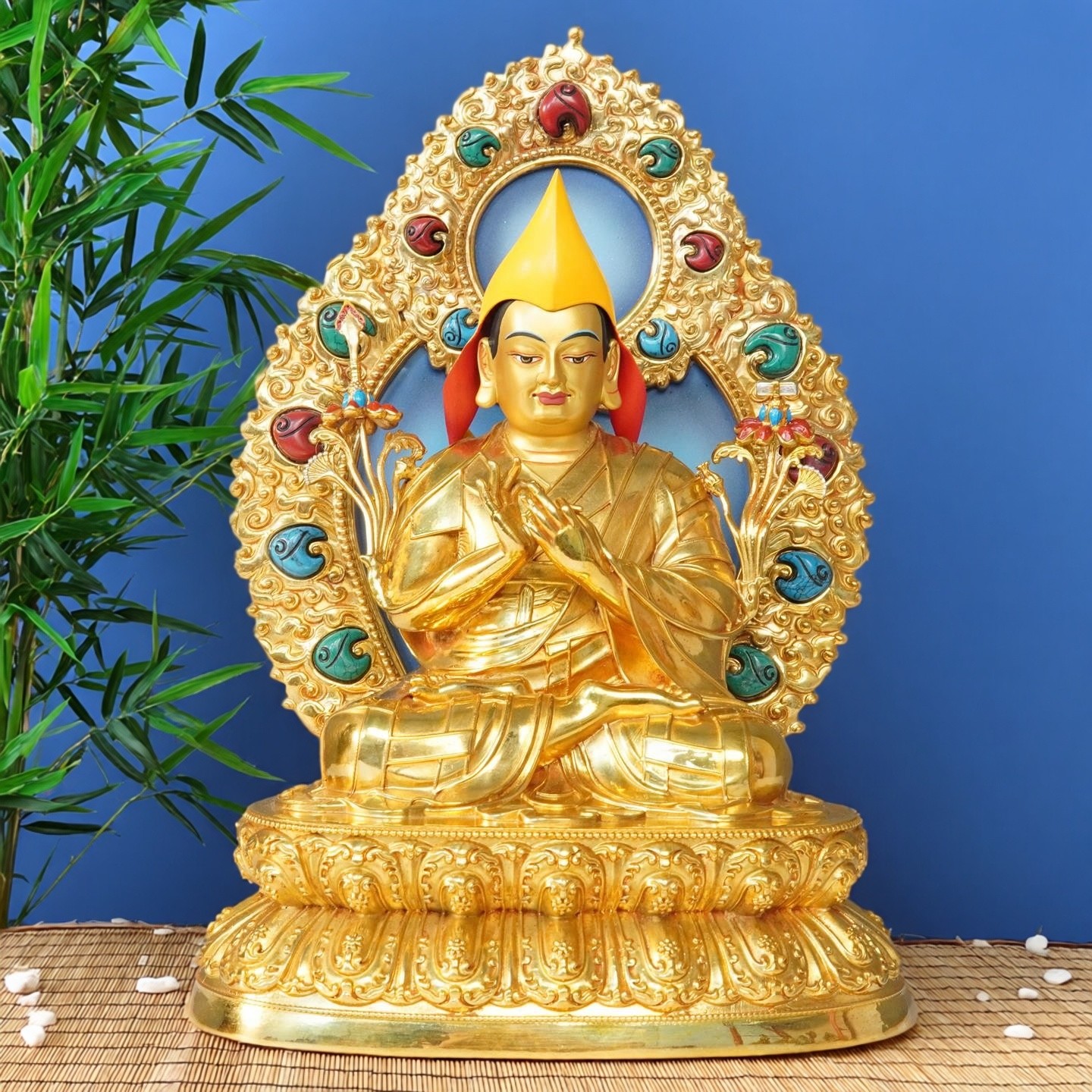 尼泊尔工艺金色宗喀巴大师佛像纯铜手工錾刻彩珠镶嵌供奉铜像摆件