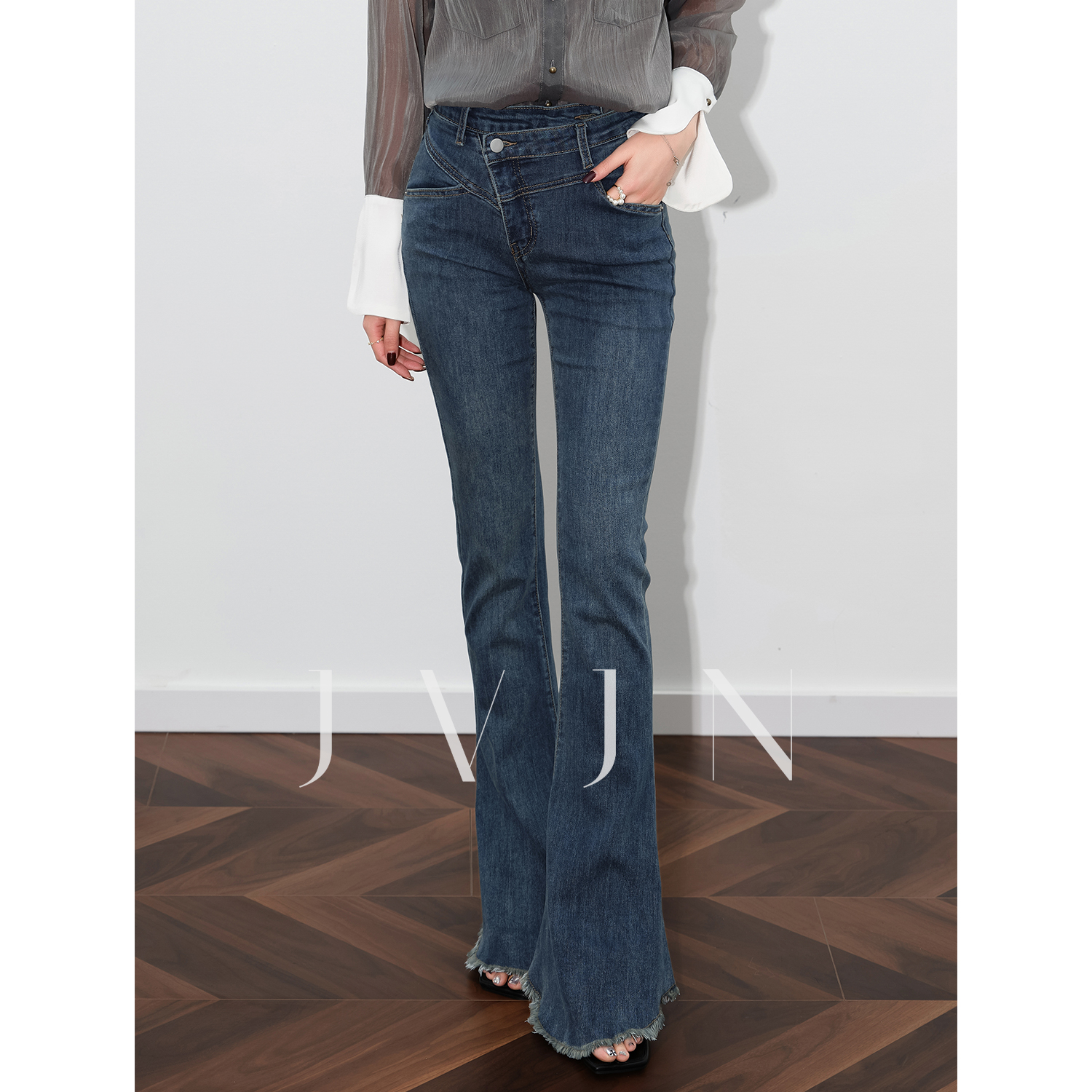 蓝色高腰显瘦微喇叭毛边牛仔裤