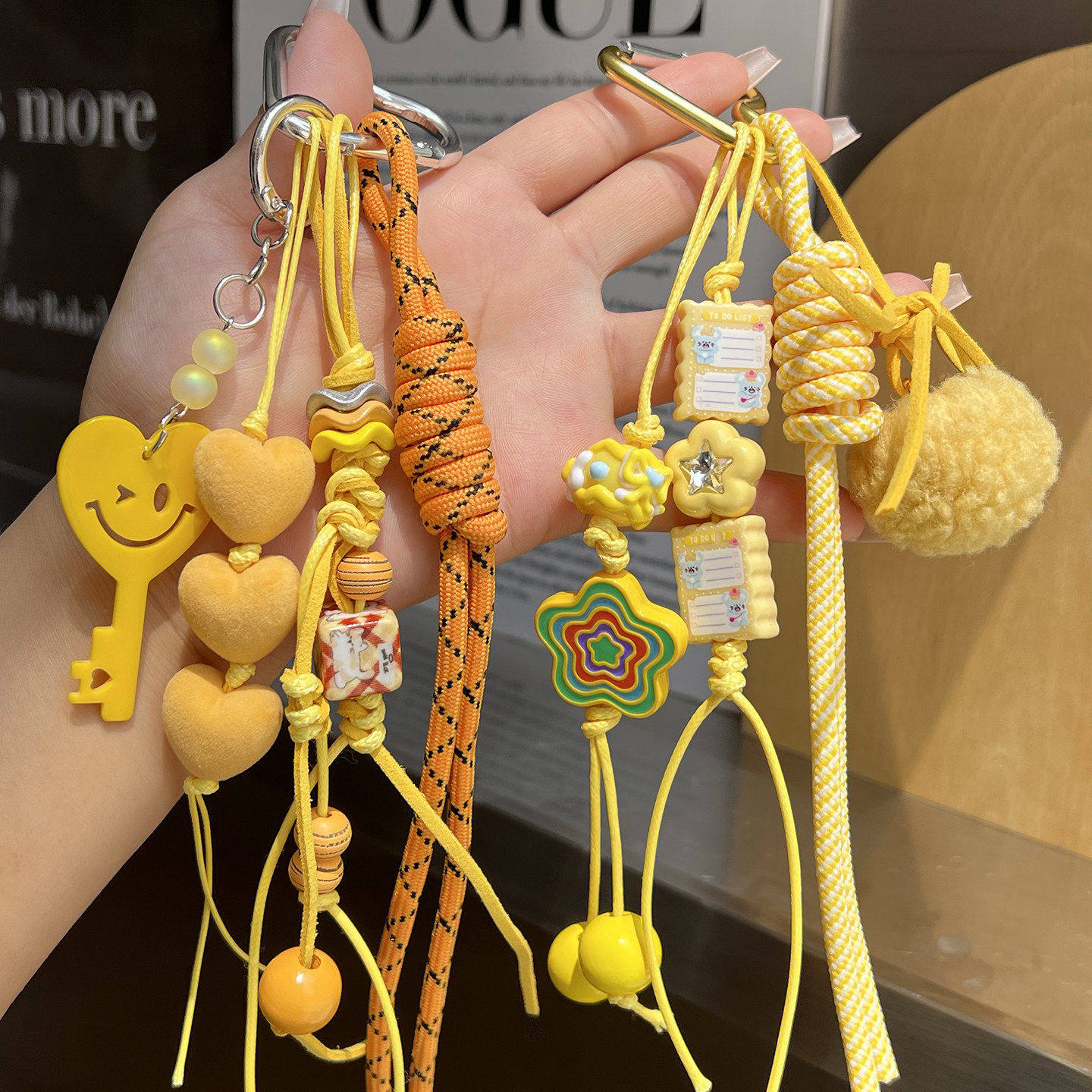 ins黄色系博主同款小众个性钥匙扣挂件爱心毛球包包挂饰生日礼物