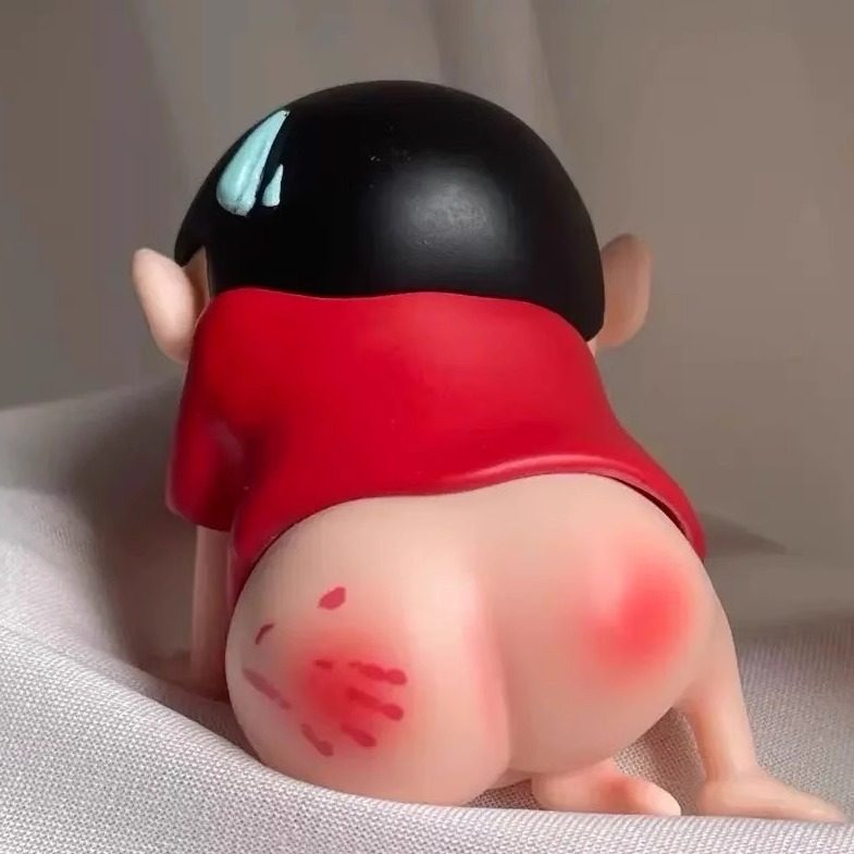 蜡笔小新光屁屁挨揍手办