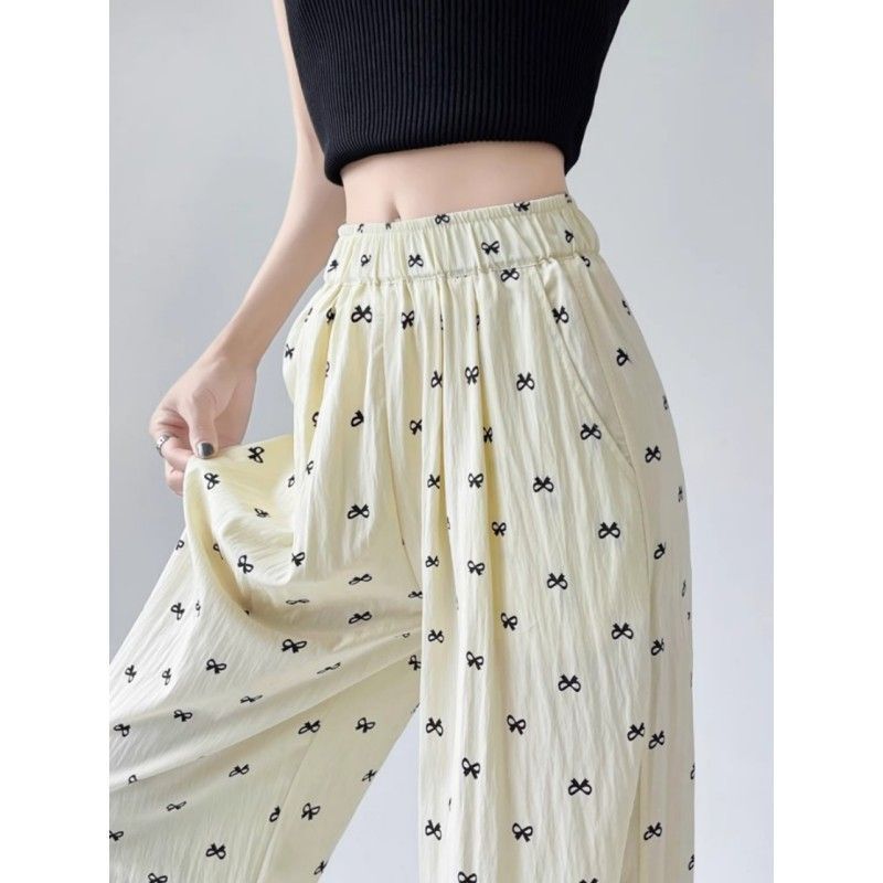 Randomly distribute miscellaneous clothing tops and pants