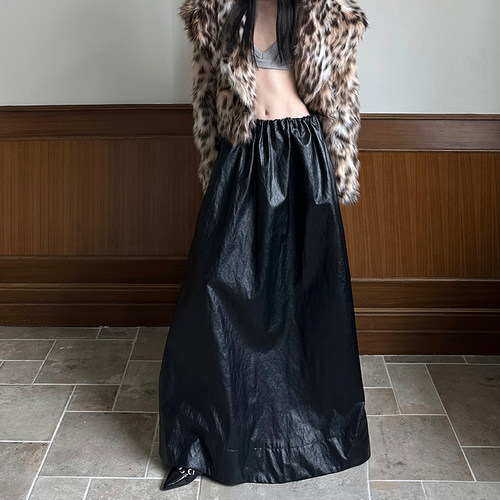 特殊肌理褶皱仿杜邦纸感皮半裙