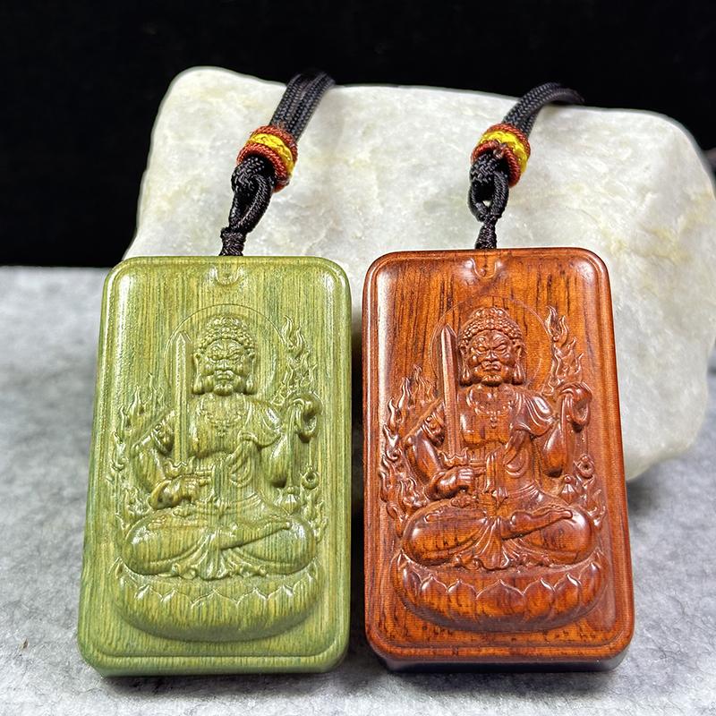 天然木材绿檀雕刻不动明王吊坠挂件紫檀木守护神随身钥匙扣本命佛