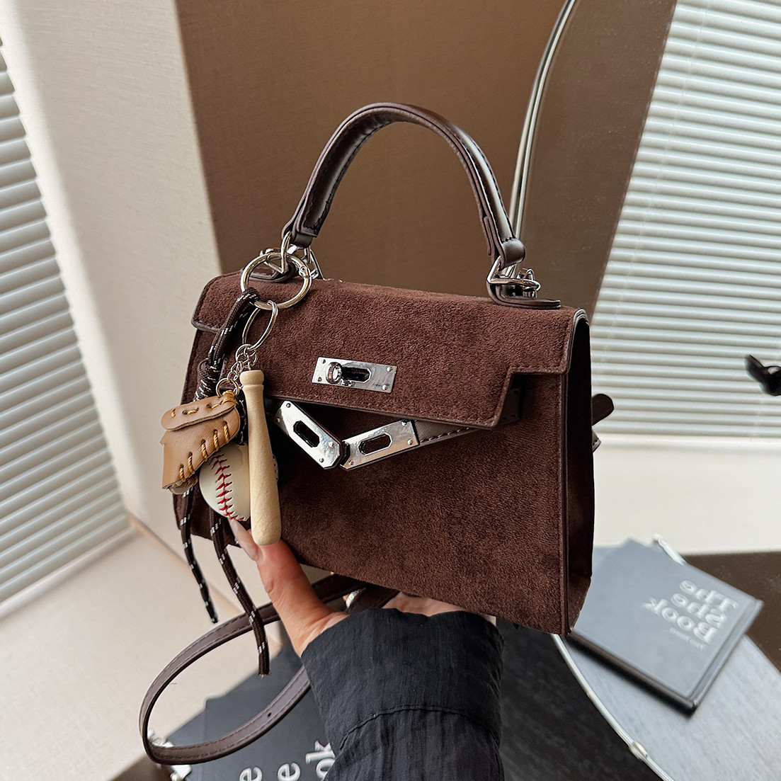 小众麂皮绒包包女士2025秋冬季新款复古百搭斜挎包精致迷你凯莉包