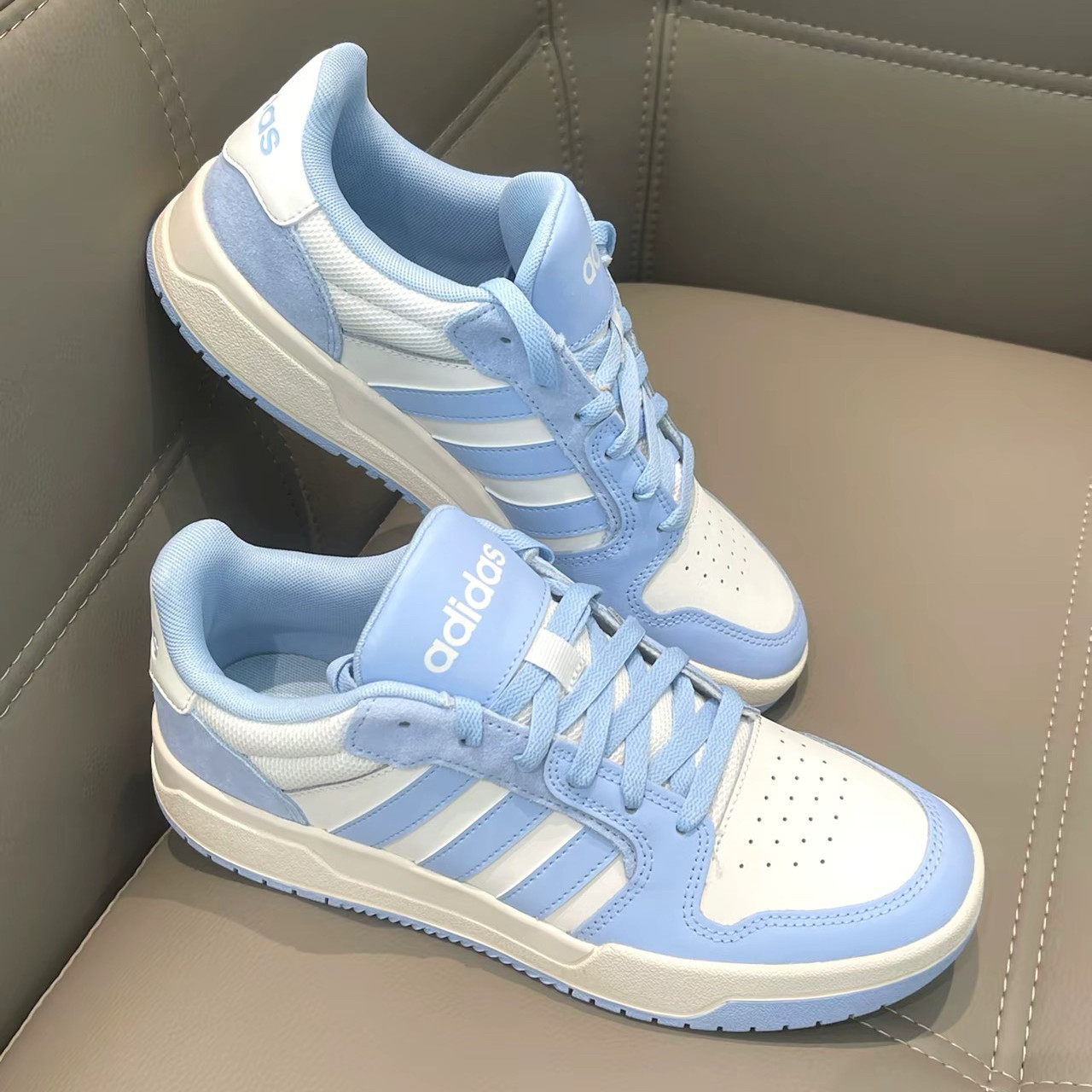 adidas ENTRAP舒适柔软低帮百搭板鞋男女同款白蓝色KJ5972