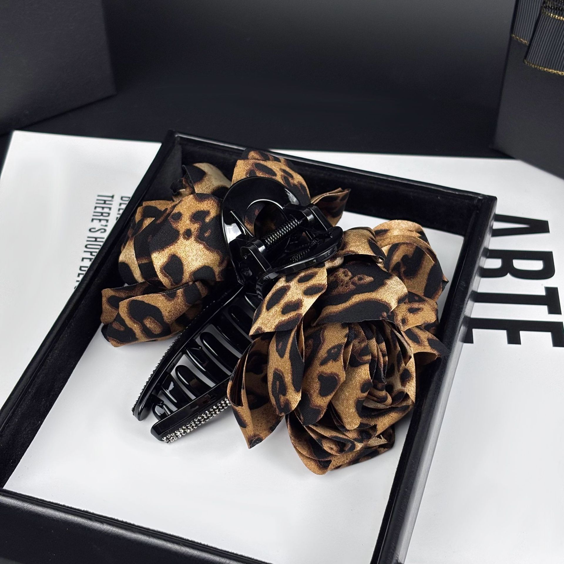 豹纹泡泡花镶钻抓夹2025新款气质复古风发夹大号后脑勺鲨鱼夹