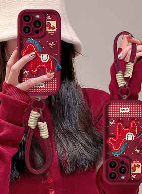 适用苹果17promax手机壳红色2026本命年新女款16pro小马贴件挂绳iPhone15磨砂14plus羊皮12高级感13pm防摔11