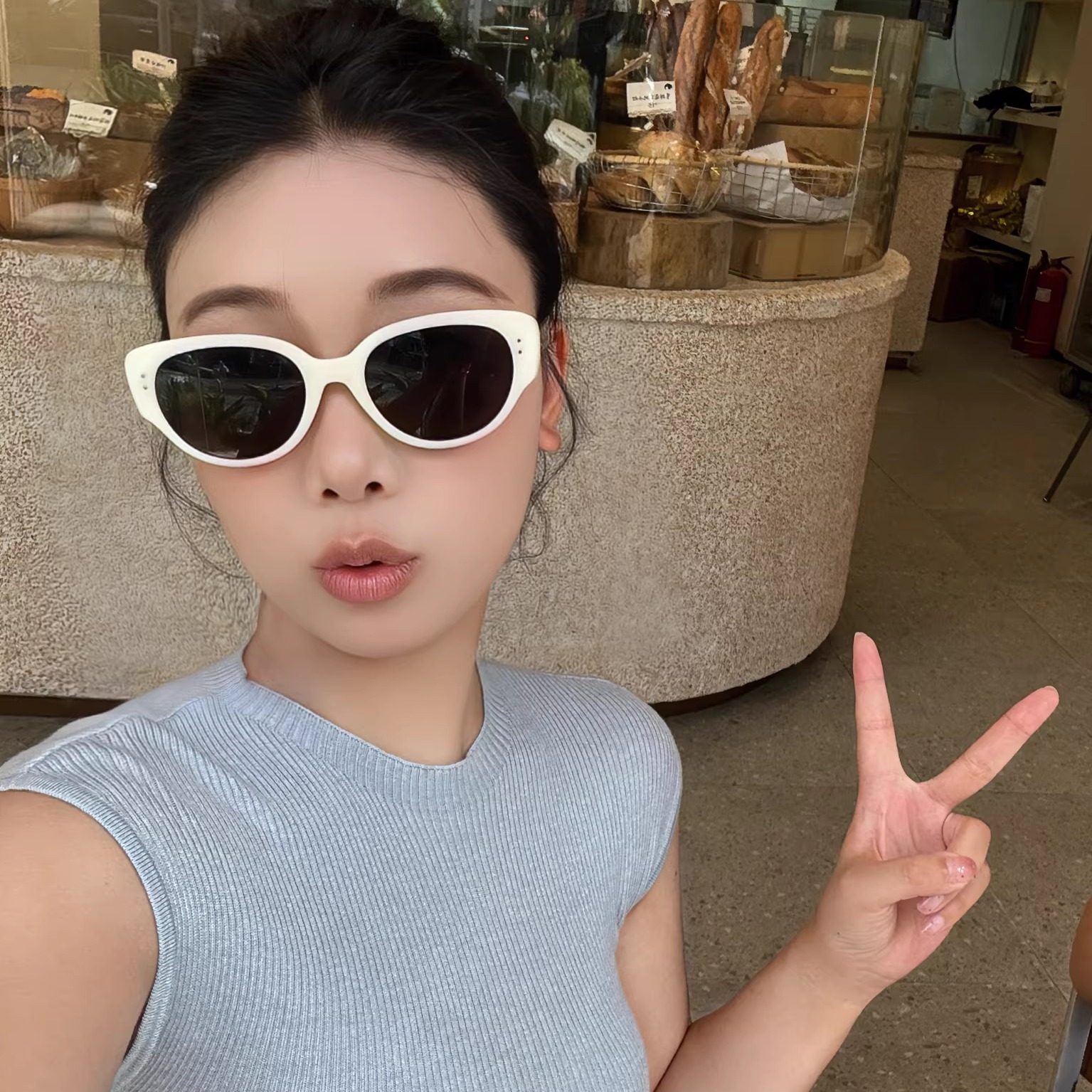 白色猫眼ins辣妹风拍照墨镜女
