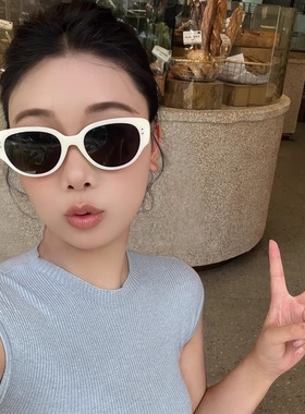 白色猫眼ins辣妹风拍照墨镜女