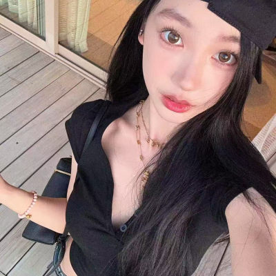 易梦玲同款黑色v领亨利窄肩短袖