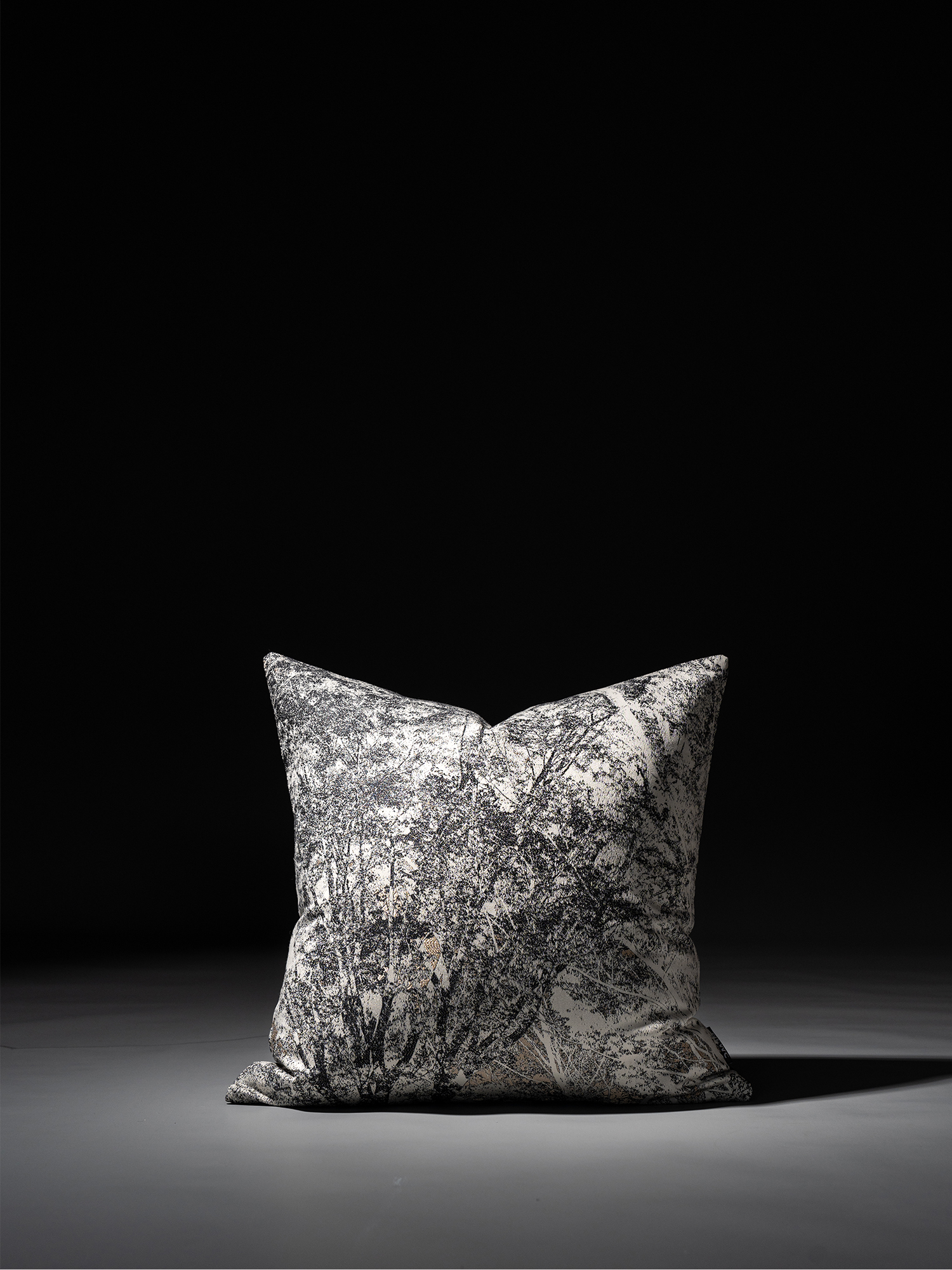 新辰优品现代简约易接近豪华枕头高端客厅沙发凸窗古色古香靠垫黑