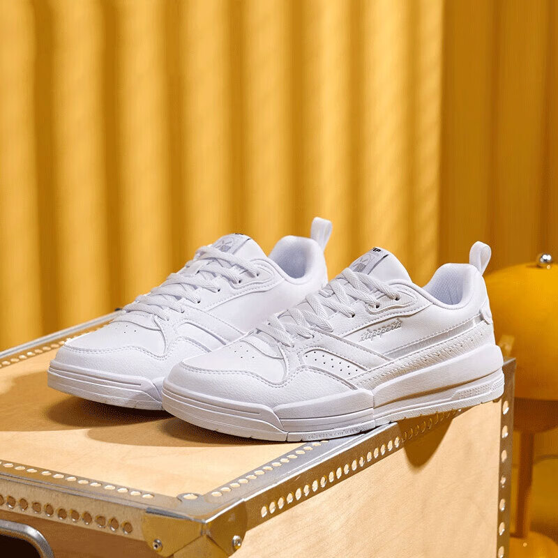 特步皮面时尚运动鞋板鞋