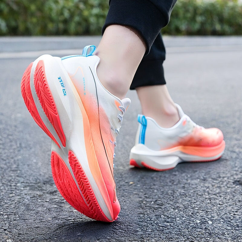 特步一体成型减震透气运动鞋跑鞋