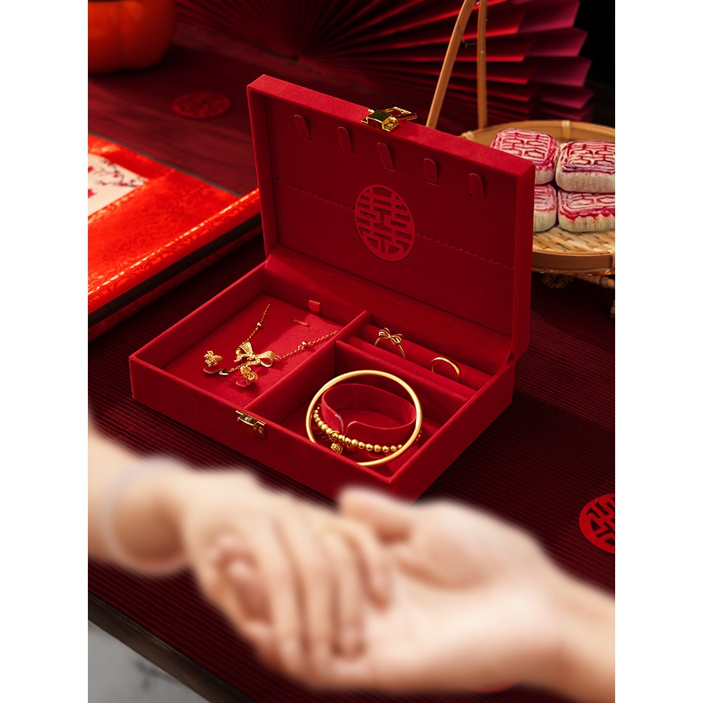 五金首饰盒订婚和婚礼特别金三金礼盒与幸福的话语新娘嫁妆表设置