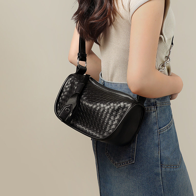 包包女2026新款黑色斜挎女包高级感编织枕头包单肩小包休闲百搭