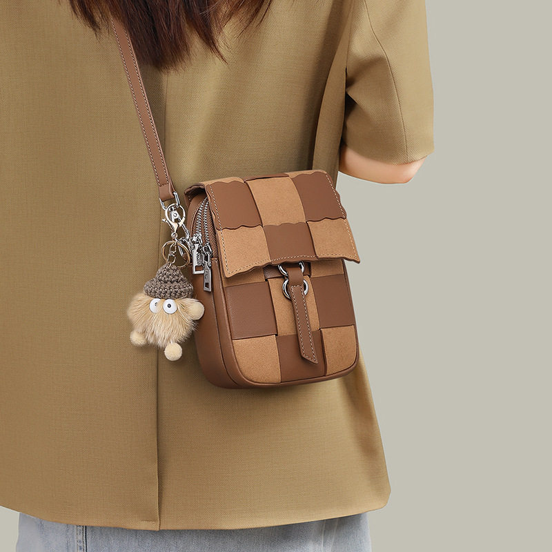 休闲手机包2026夏季新款斜挎包女包轻便小挎包时尚小包复古韩版