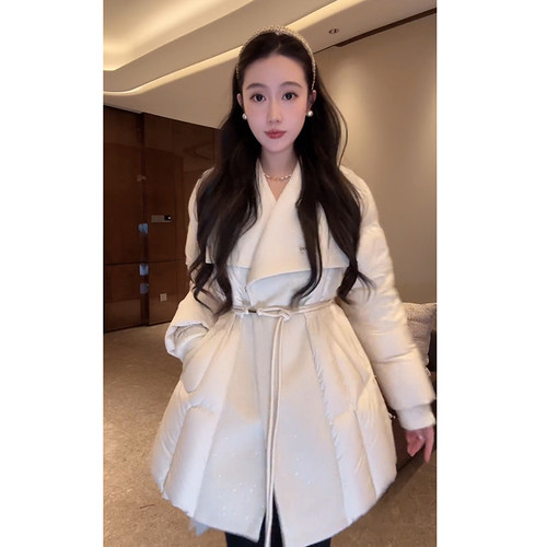 大李plus“呢子拼接90鹅绒服”中长款收腰羽绒服-D5CH4745