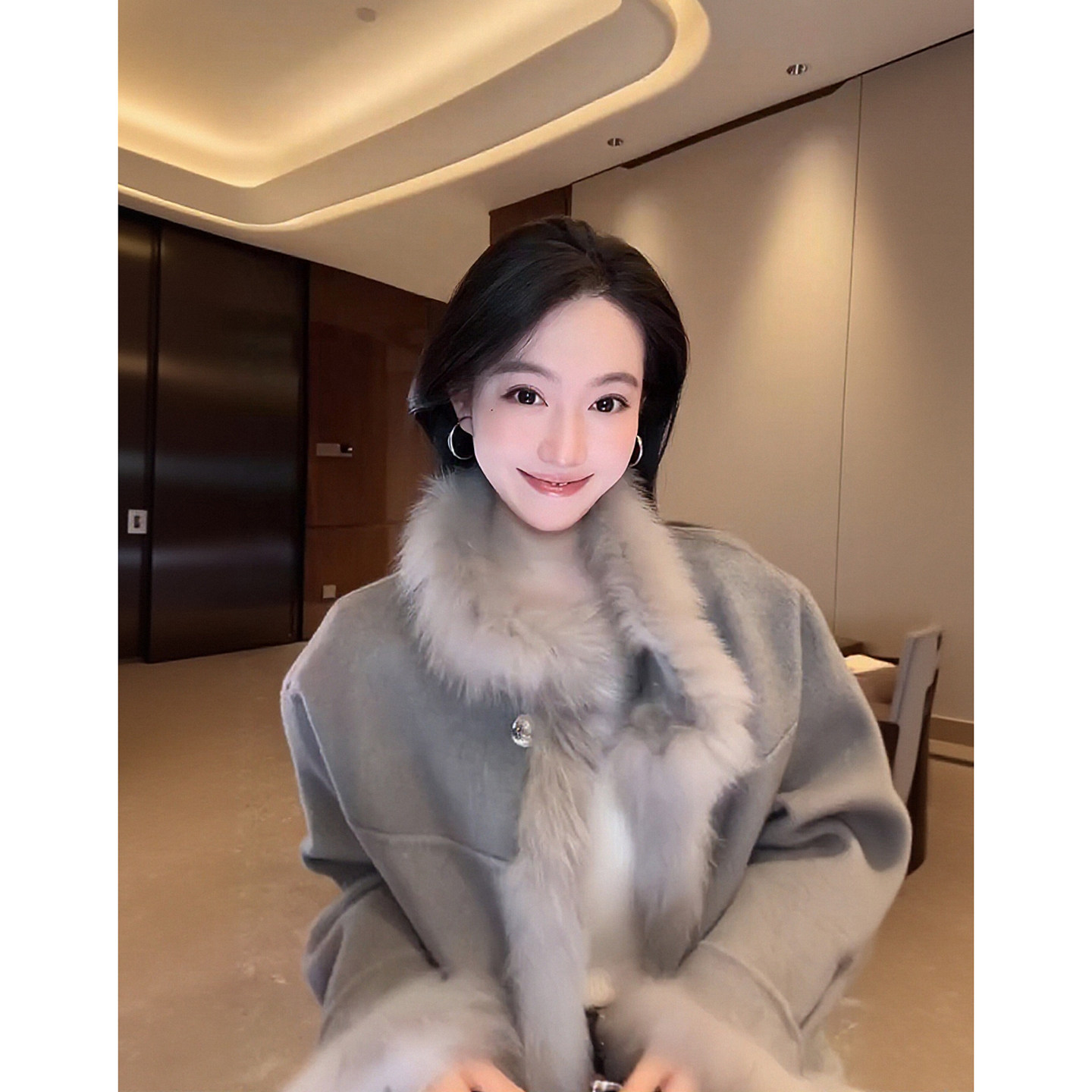 轻奢百搭狐狸毛领外套