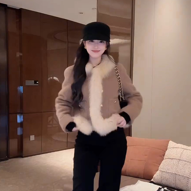 大李plus“蚕丝山羊绒+狐狸毛90白鹅绒服”羽绒服轻装滑-D5CH5418