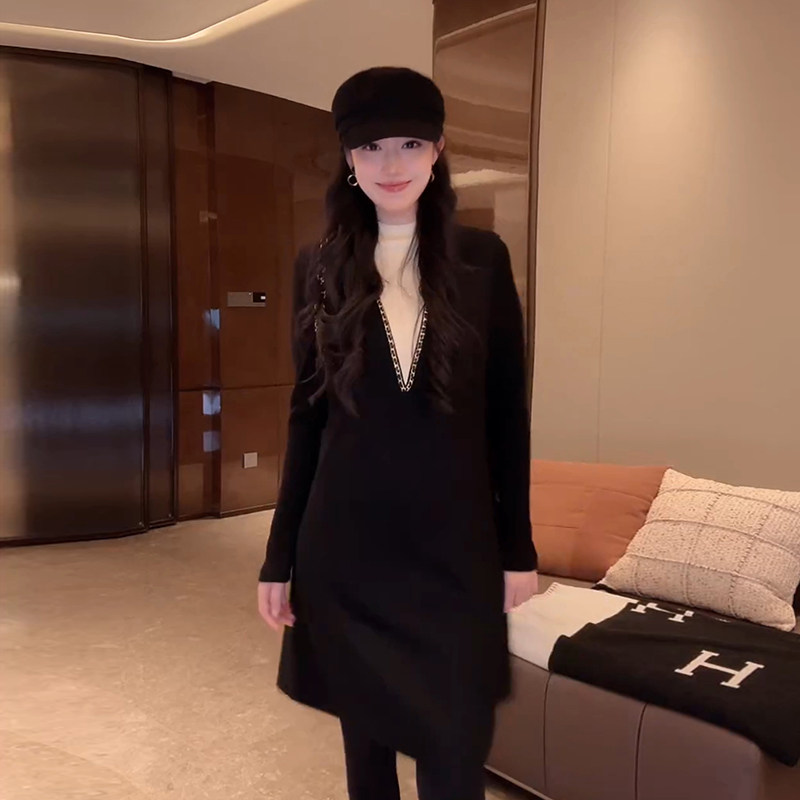 假两件黑金链条收腰连衣裙