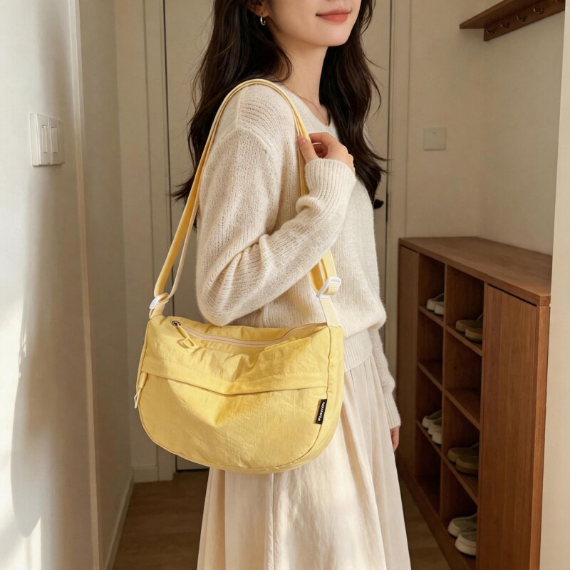 韩版流行帆布马鞍包女2026新款上班通勤休闲运动旅游斜挎小饺子包