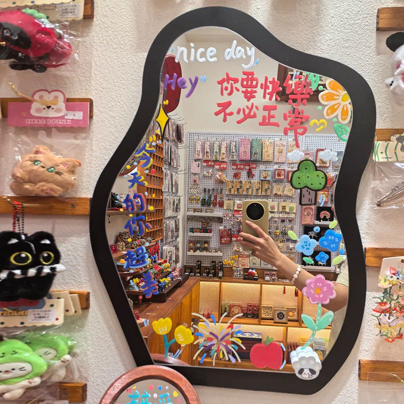 网红打卡镜子拍照区多巴胺氛围花场造景布置奶茶店墙面门头涂鸦贴