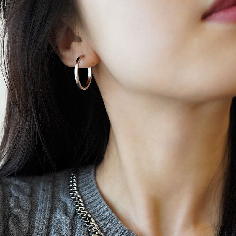 콜드 스타일 후프 귀걸이 기질과 고급 후프 귀걸이 2024 새로운 핫 스타일 틈새 라이트 럭셔리  귀걸이