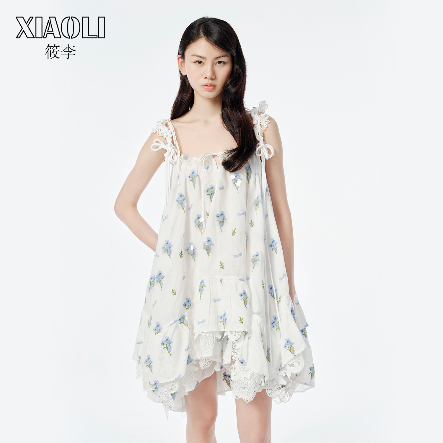 XIAOLI筱李 25春夏新品钉珠装饰小苍兰刺绣吊带连衣裙