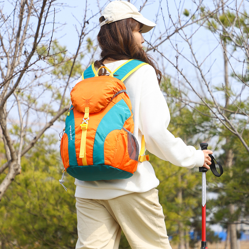 户外登山包女轻便旅行包新款双肩包休闲骑行包旅游徒步登山背包男