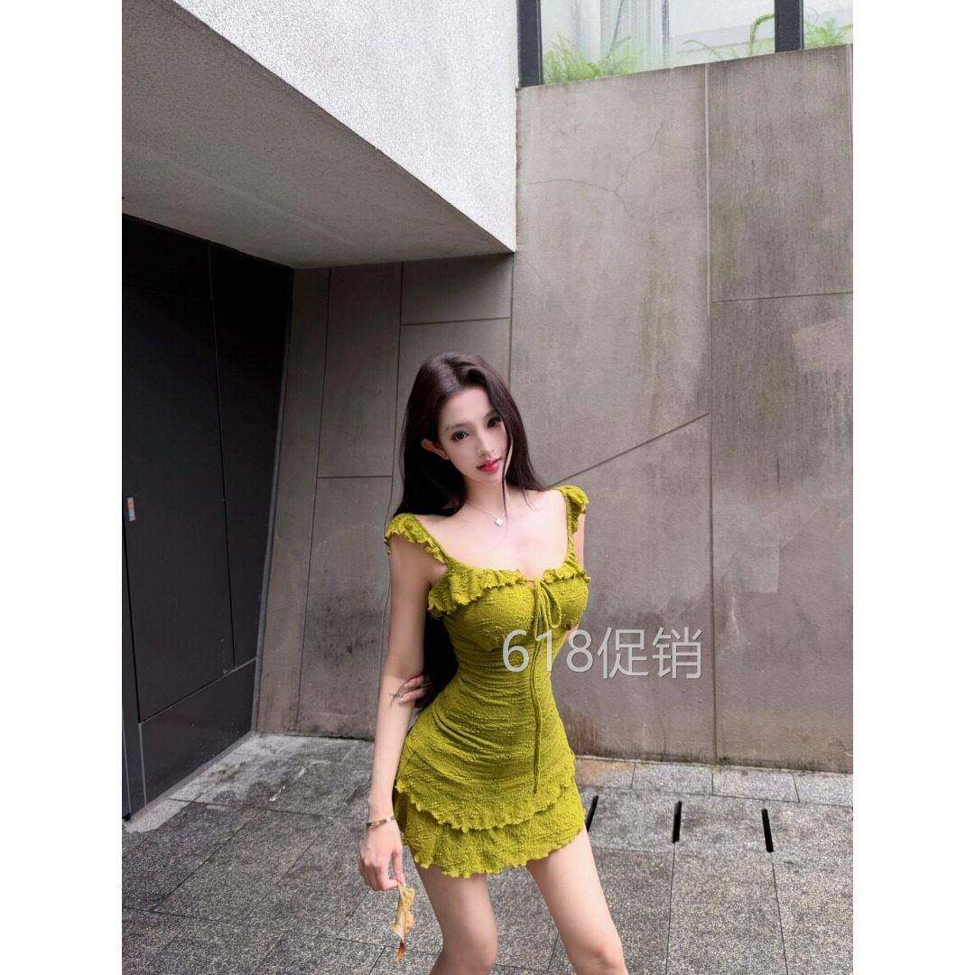 纯欲辣妹抹茶绿吊带连衣裙女夏季木耳边系带收腰包臀裙肌理感短裙