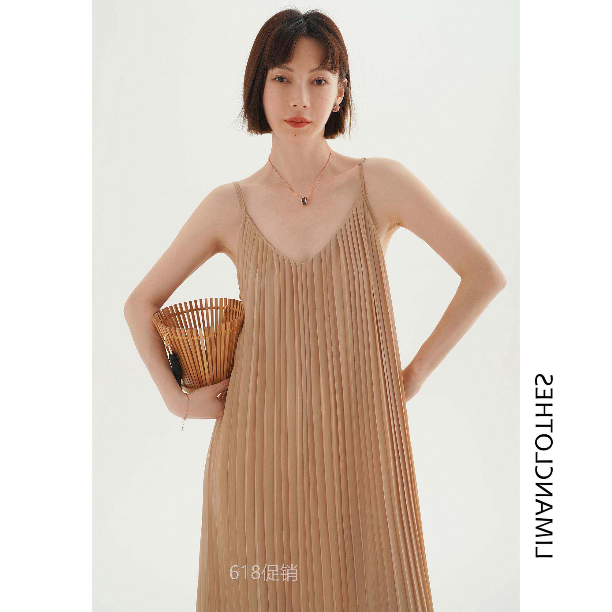 夏季新款设计感小众宽松气质V领百褶裙吊带裙女长版卡其色洋装