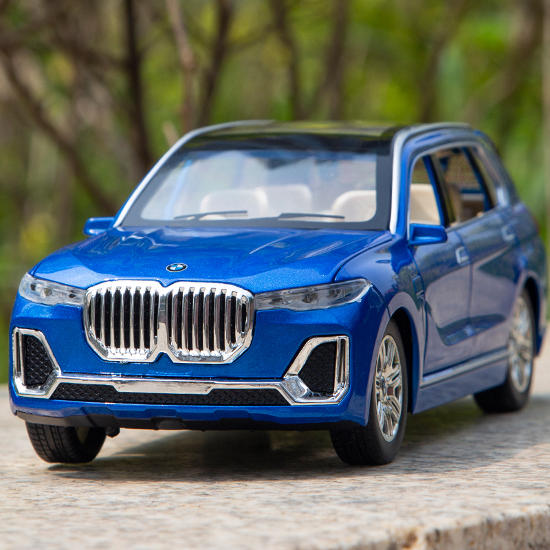 合金材质1/24汽车模型送人偶