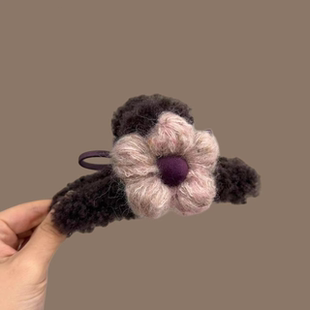 毛线花朵毛绒抓夹女2026新款AB面鲨鱼夹高级感后脑勺大号发夹发饰