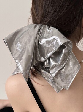 银色皮质方巾发圈女2025新款高级感扎头发绳成人气质皮套头花发饰