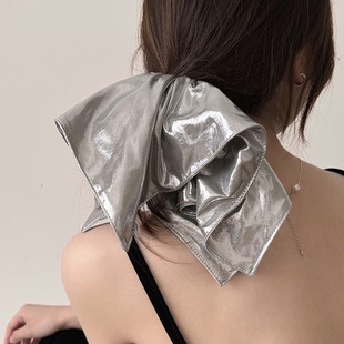 银色皮质方巾发圈女2025新款 高级感扎头发绳成人气质皮套头花发饰