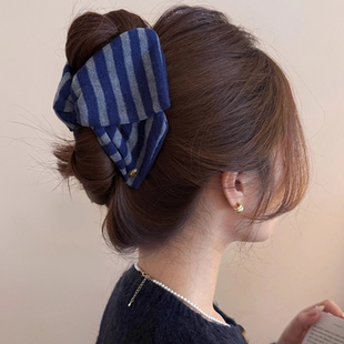 好看时尚条纹毛绒三角发夹女2025新款后脑勺秋冬抓夹高级感鲨鱼夹