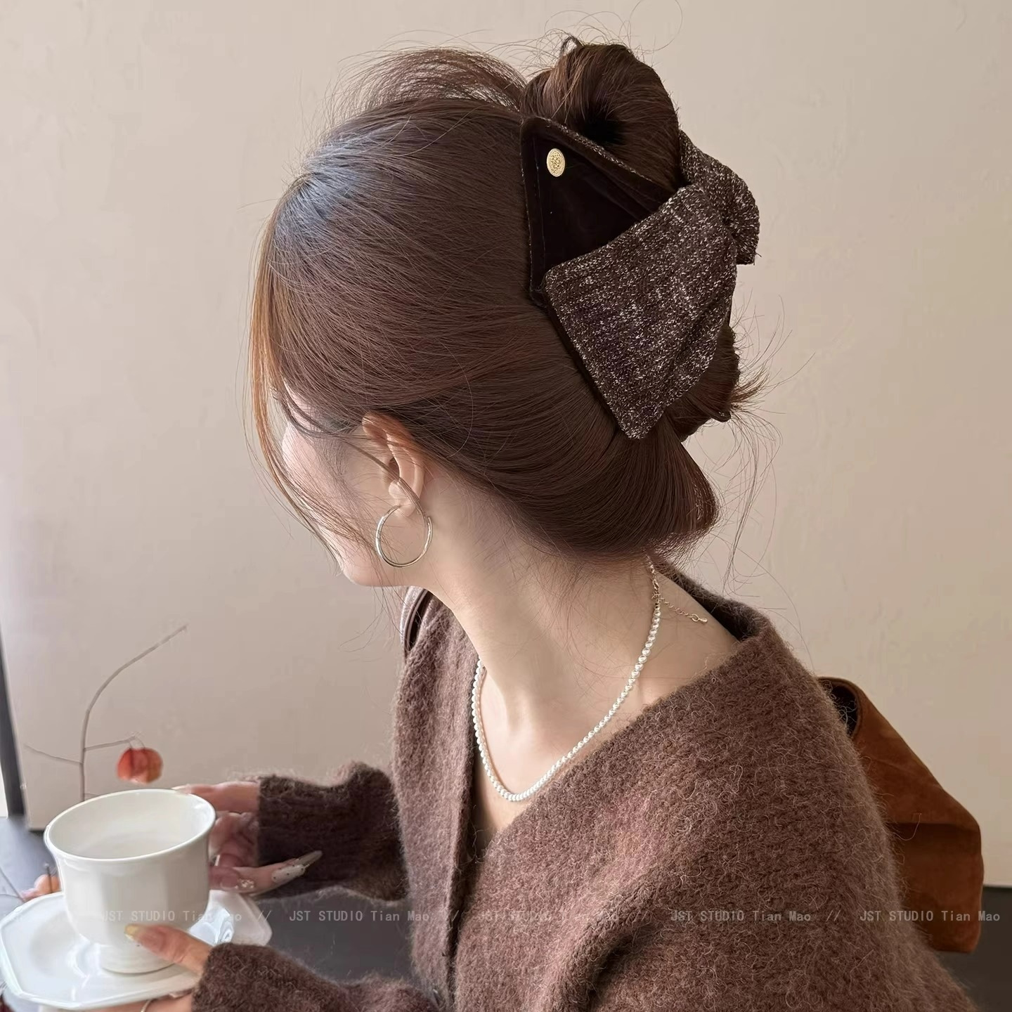 丝绒三角AB面小狗发夹女2025新款后脑勺高级感秋冬鲨鱼夹抓夹发饰