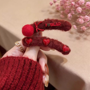 红色毛球爱心发夹女高端碎发刘海夹2025新款冬前额侧边夹发卡头饰