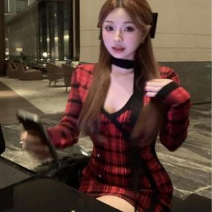 复古红色格纹系带v领针织连衣裙女冬季收腰长袖紧身裙子包臀短裙