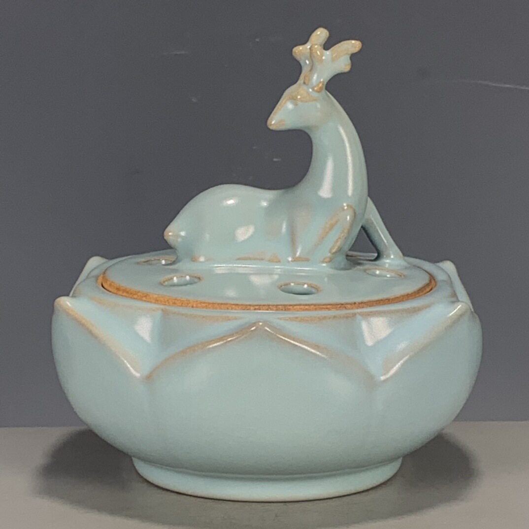 古玩瓷器收藏宋汝瓷清凉寺御制汝瓷莲花梅花鹿熏香炉