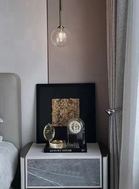 样板间主卧室床头柜装饰画摆件