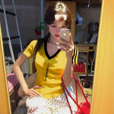 美式复古插色v领t恤女夏季正肩短袖设计感收腰短款修身黄色小上衣