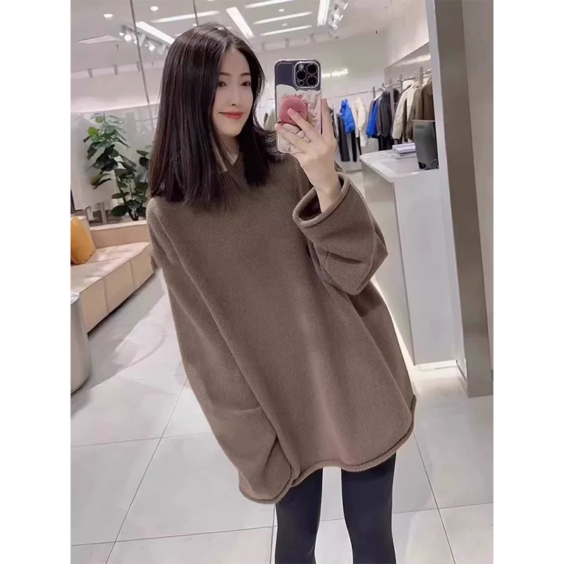 中长款遮屁股长袖T恤女秋冬卫衣磨毛德绒打底衫搭配鲨鱼裤的上衣