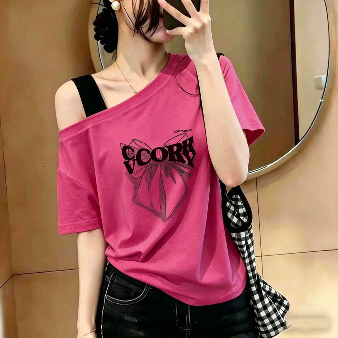 设计感玫红色斜领露肩短袖T恤女夏韩版宽松显瘦慵懒半袖吊带上衣