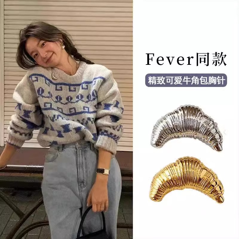 奥特莱斯牛角包胸针fever博主同款轻奢小众设计感西装胸花别针女